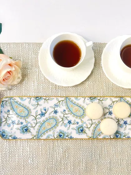 A similar long tray, this time featuring a beautiful blue paisley print. Its elegant design is perfect for adding a touch of traditional charm to your high tea.