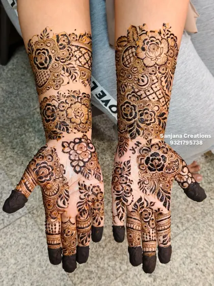 The rich, dark stain of a Dubai-style floral design. I always use fresh henna paste to ensure you get this amazing colour.