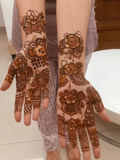 A beautiful non bridal floral design. The pattern is light and airy, with flowers scattered across the back of the hands.