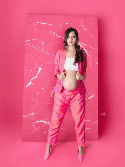 This mom-to-be looks incredible in her pink power suit. It’s a fun and fashionable way to celebrate your bump and your personal style.