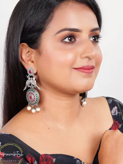 This makeup look was designed to complement a more elaborate piece of jewellery. The skin is luminous and the eyes are softly defined, allowing the intricate design of the silver earrings to be the main feature.