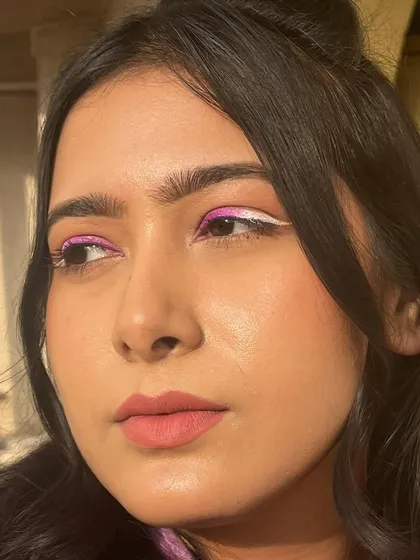 Gradient liners are so pretty. This look features a blend of purple and white for a soft yet graphic effect, perfect for a creative or editorial shoot.