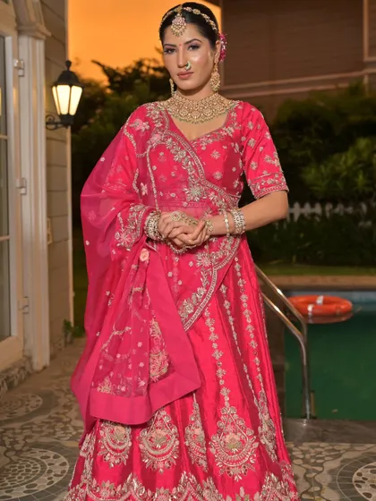 A complete bridal look featuring a heavy, gold-plated Kundan necklace, haath phool, and maang tikka, all available for rent.