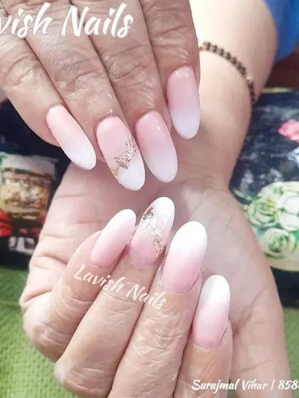 A beautiful ombré set with a delicate gold foil leaf accent on the ring finger, adding a touch of nature-inspired art.