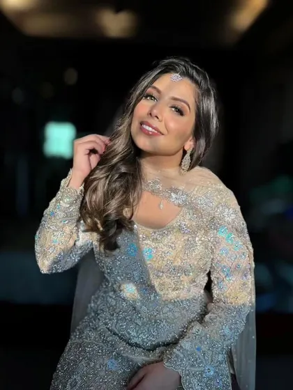 Creating that perfect sunkissed glow is essential for lifestyle and beauty campaigns. Here, I focused on warm tones, dewy skin, and soft definition to achieve a radiant look that feels both glamorous and effortlessly natural.