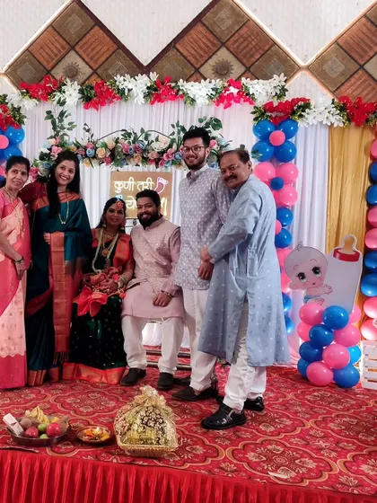 A lovely family portrait on stage. My job is to create a relaxed and happy atmosphere so you can enjoy these moments with your loved ones.