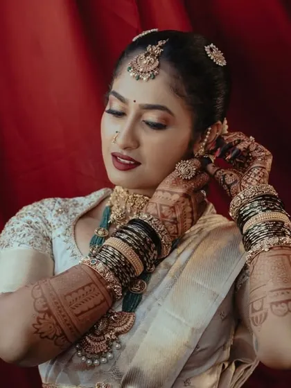 Shilpa looking gorgeous with her henna. The dark stain of the mehendi beautifully complements her traditional white and gold saree.
