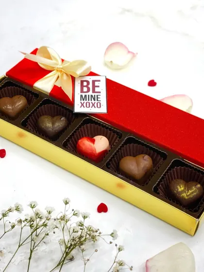 A simple and elegant gift of love. This box contains five of my handmade heart-shaped couverture chocolate bonbons, each with a unique filling. It’s a classic Valentine's gesture.
