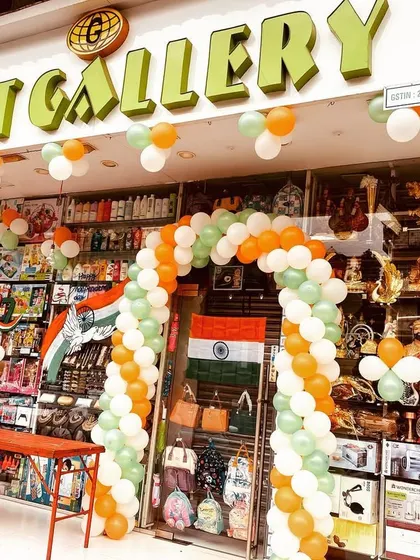 An Independence Day balloon arch for a 'Gift Gallery' shop. The tricolor theme and festive arch help attract footfall and create a celebratory atmosphere for customers.