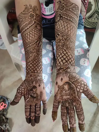 A duplicate image of the royal-themed bridal mehendi, showing the full design with king and queen portraits.