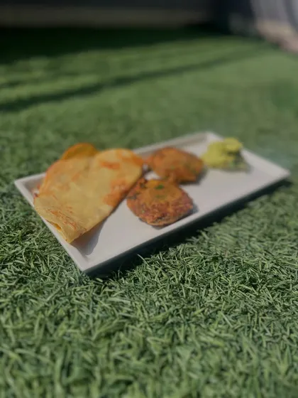 A look at a protein-rich breakfast perfect for sawan or any time of year. This plate features mushroom kababs, a quinoa moong dal chilla, and a creamy avocado dip.