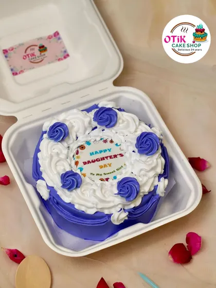 This purple and white bento cake is a lovely gift for Daughter's Day. The piped roses and "Happy Daughter's Day" message make it a thoughtful surprise.