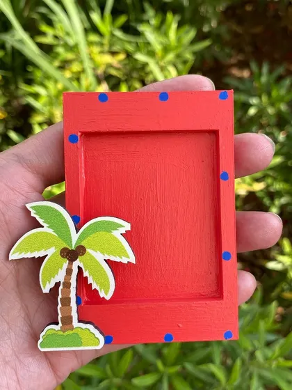 A tropical palm tree photo magnet to remind you of sunny days.