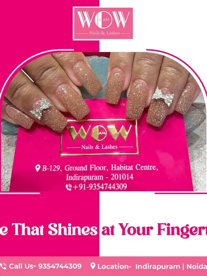 Go full glam with these sparkling brown glitter extensions. The long, square shape is perfectly complemented by the addition of intricate 3D bows made of rhinestones.