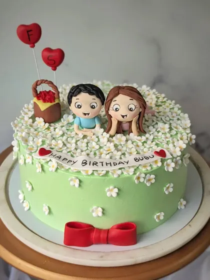 How cute is this cake? The design was inspired by illustrations from @story.sketchers, featuring two adorable characters in a field of daisies.