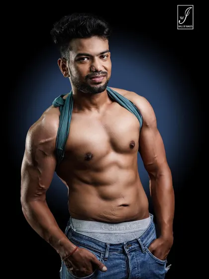 A friendly and approachable look that still showcases an impressive physique. This style is great for fitness coaches or influencers who want to appear both aspirational and relatable.