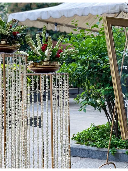 A duplicate image of the elegant and modern wedding entrance.