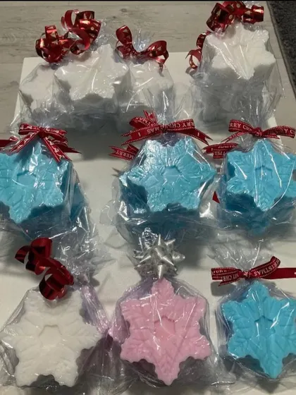 We also offer Christmas-themed gifts, like these snowflake-shaped candles in festive colors.