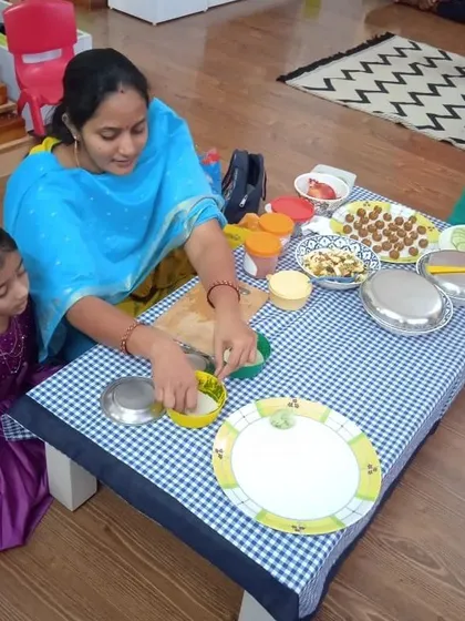 A mother and daughter collaborate on a recipe, learning and creating together. Our environment welcomes family participation, making learning a shared and joyful experience.
