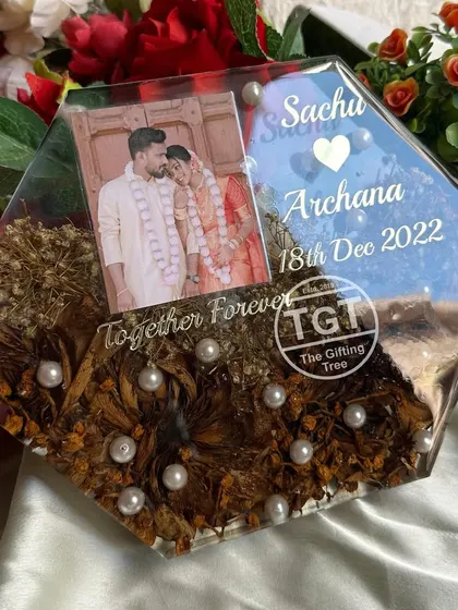 This 8-inch hexagon frame is a unique shape for preserving memories. I used one-year-old lotus varmala flowers, proving that it's never too late to create a keepsake.