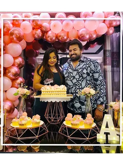 Here is another beautiful moment from the anniversary celebration, showing the couple ready to cut their custom cake. We coordinate every element, from the balloon colors to the dessert stands, to create a harmonious and elegant look.
