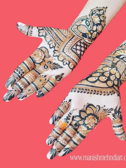 This design features beautiful peacock motifs on both hands. The peacocks are intricately detailed, and the surrounding patterns complement them perfectly, creating a regal look.
