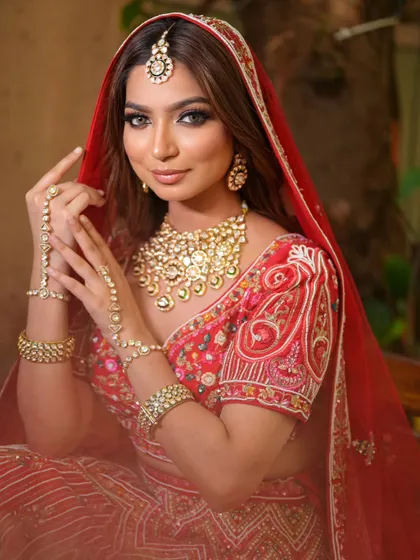 A complete bridal look featuring a heavy, gold-plated Kundan necklace, haath phool, and maang tikka, all available for rent.
