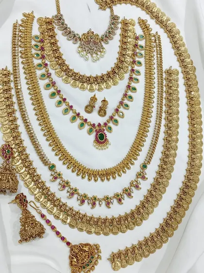 Explore my extensive collection of Kerala bridal jewellery. This flat lay shows multiple options for Kasu harams, manga malas, and chokers that you can mix and match.