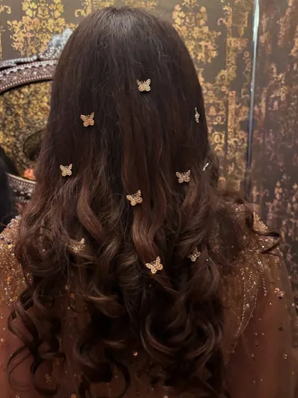Another take on the butterfly trend, this time with delicate golden butterflies scattered through soft curls. It’s a simple way to add a magical touch to an open hairstyle.
