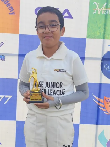 Arjun Kapoor awarded Best Bowler of the match for his spell of 2 for 26.
