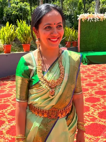 A happy smile from Tejaswini in her gorgeous green saree. The traditional gold jewelry completes her festive Navratri look perfectly.
