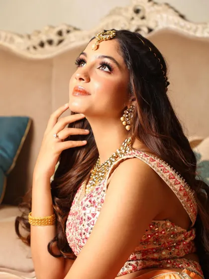 Young, fresh, and vibrant. This is the ideal look for a mehendi, featuring glowing skin, warm eyes, and a glossy lip.