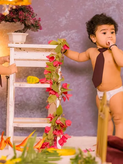 Capturing the curiosity of twins. This setup with a white ladder and floral accents provides a simple yet engaging environment for toddlers to explore during their session.