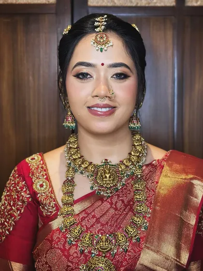 For this classic South Indian bridal look, I aimed for pure radiance. The makeup features soft, shimmering gold on the eyes and a warm, defined lip, all designed to complement the rich temple jewellery and the vibrant silk saree, ensuring the bride's natural beauty shines through.