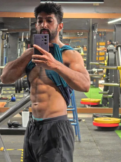 When your abs are looking good, you have to capture it. A quick check to see the results of clean eating and consistent ab training.