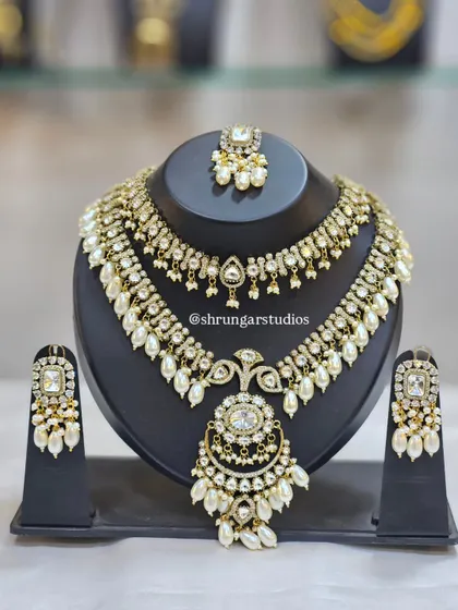 Unique caption for media id 102 describing the specific jewellery and look.