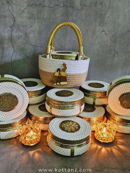 White and gold is a timeless combination associated with royalty. These stainless steel food-grade boxes, paired with a matching hamper basket, are perfect for gifting homemade sweets.
