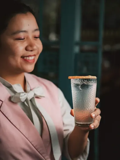 A hot afternoon, the tang of raw mango, the snap of kaffir leaves. That memory gave me Bella Pop, a clarified burst from my Sober Curious 2.0 collection. It’s a little zen, a little zing, served with a smile.