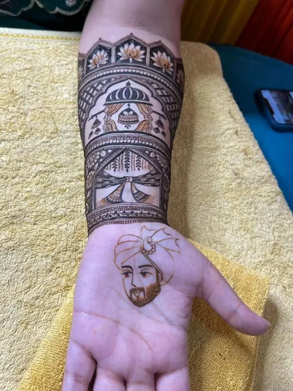 This design features a portrait of the groom on the bride's hand, a wonderful way to symbolize their union.