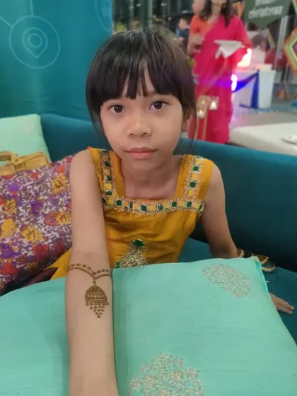 A matching jhumka design for the daughter! It's so fun to create coordinating mehendi for a mother-daughter duo. This cute design is perfect for kids.