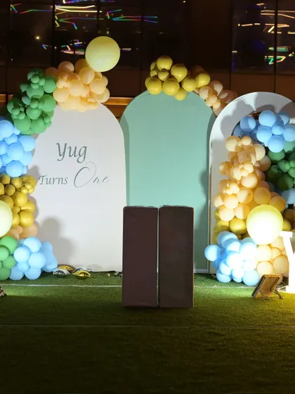 A different angle of the simple yet charming elephant-themed decor.