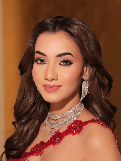 A close-up on the dramatic makeup and the cascading diamond earrings that complete this glamorous red-carpet look.