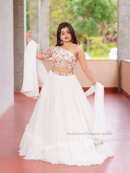 An identical shot, providing another complete view of this stunning outfit.