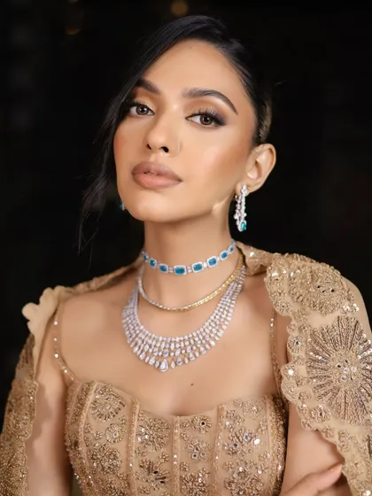 Another angle of this stunning look, showing how it catches the light and glows from every direction.