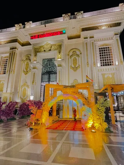 From the entrance to the main stage, we manage decorations for large venues. This image shows the grand entrance of a banquet hall decorated for a first birthday party, setting the tone for the celebration right from the start.