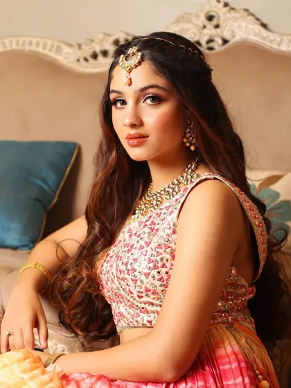 A sophisticated and elegant mehendi look, proving that you can be both traditional and modern.