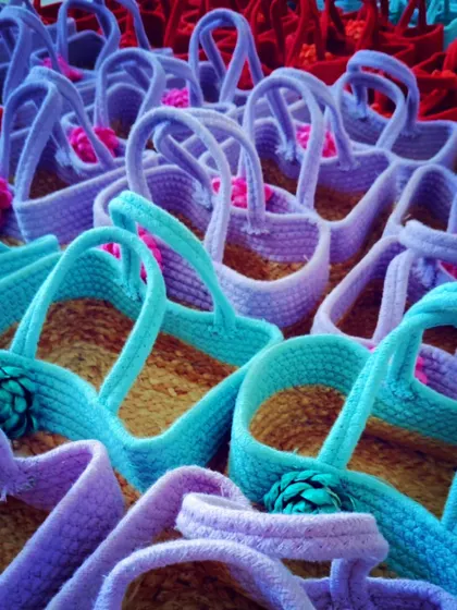 Style and utility are combined in this jute hamper basket. It's a perfect, eco-friendly gift that can be reused for everyday errands.