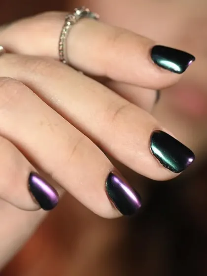 This amazing polish gives a two-tone gradient effect, shifting from green to purple.