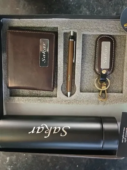 A complete corporate or personal gift set with a personalized temperature bottle, wallet, keychain, and pen, all engraved with the same name for a coordinated look.