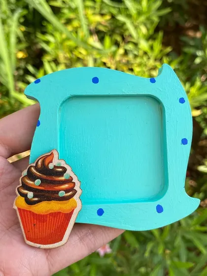 This cute cupcake-themed photo magnet is a sweet way to display your favorite memories on your fridge. The photo can be easily inserted from the top.